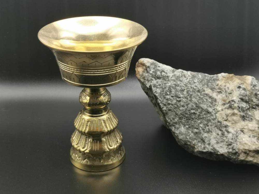 Tibetische Butterlampe aus Messing – Deepa, handgefertigt in Nepal, ca. 9 cm hoch